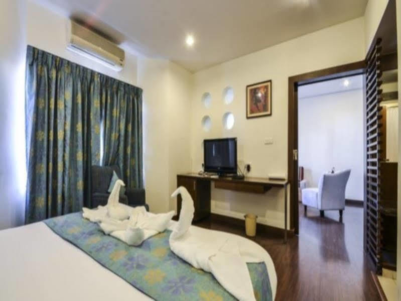 Treebo Trend Oyster Suites Hyderabad Exterior foto