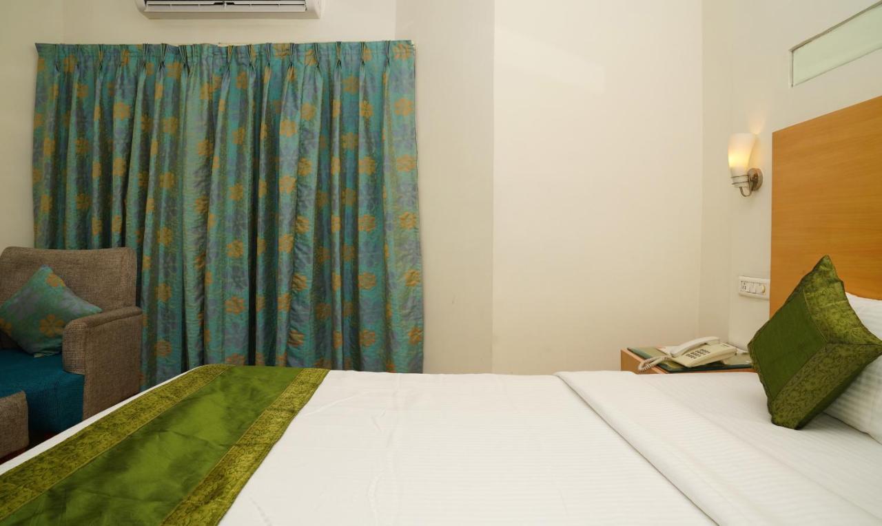 Treebo Trend Oyster Suites Hyderabad Exterior foto
